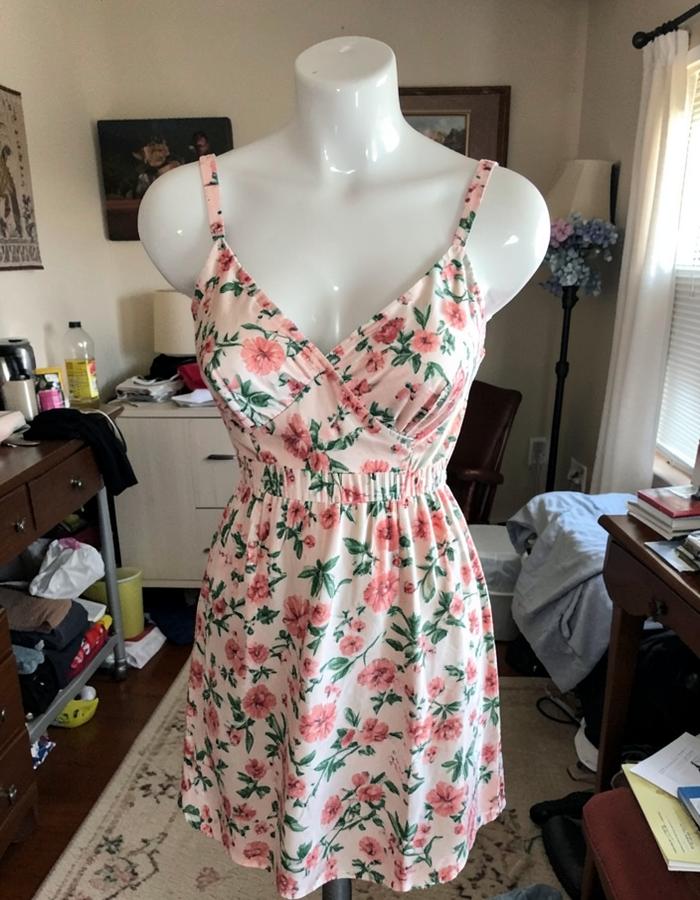 Vestido floral antes del efecto de maniquí fantasma